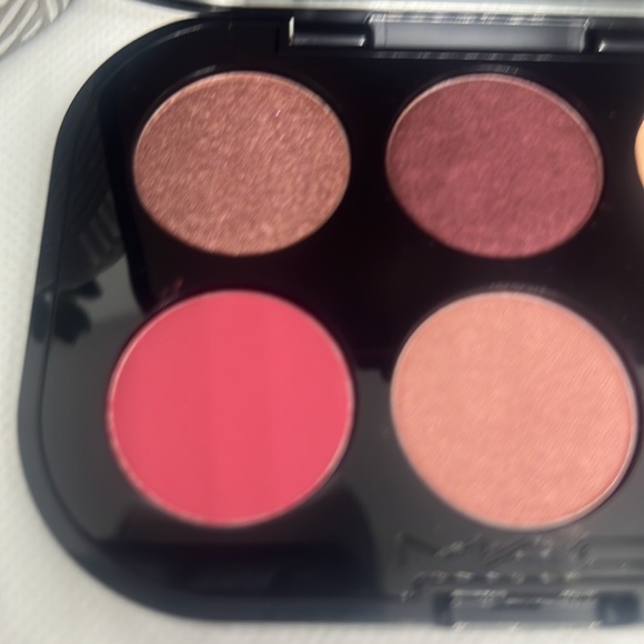 MAC Eye Bundle-Connect In Color Palette and Lash Bash Mini Trio Mascara - Picture 10 of 10